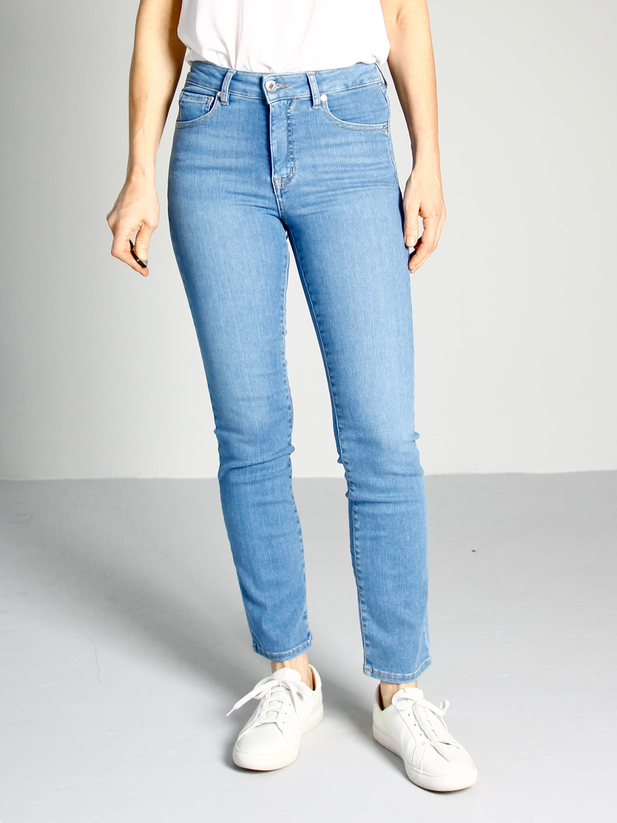 Emma tailored jeans til dame i Riviera Blue