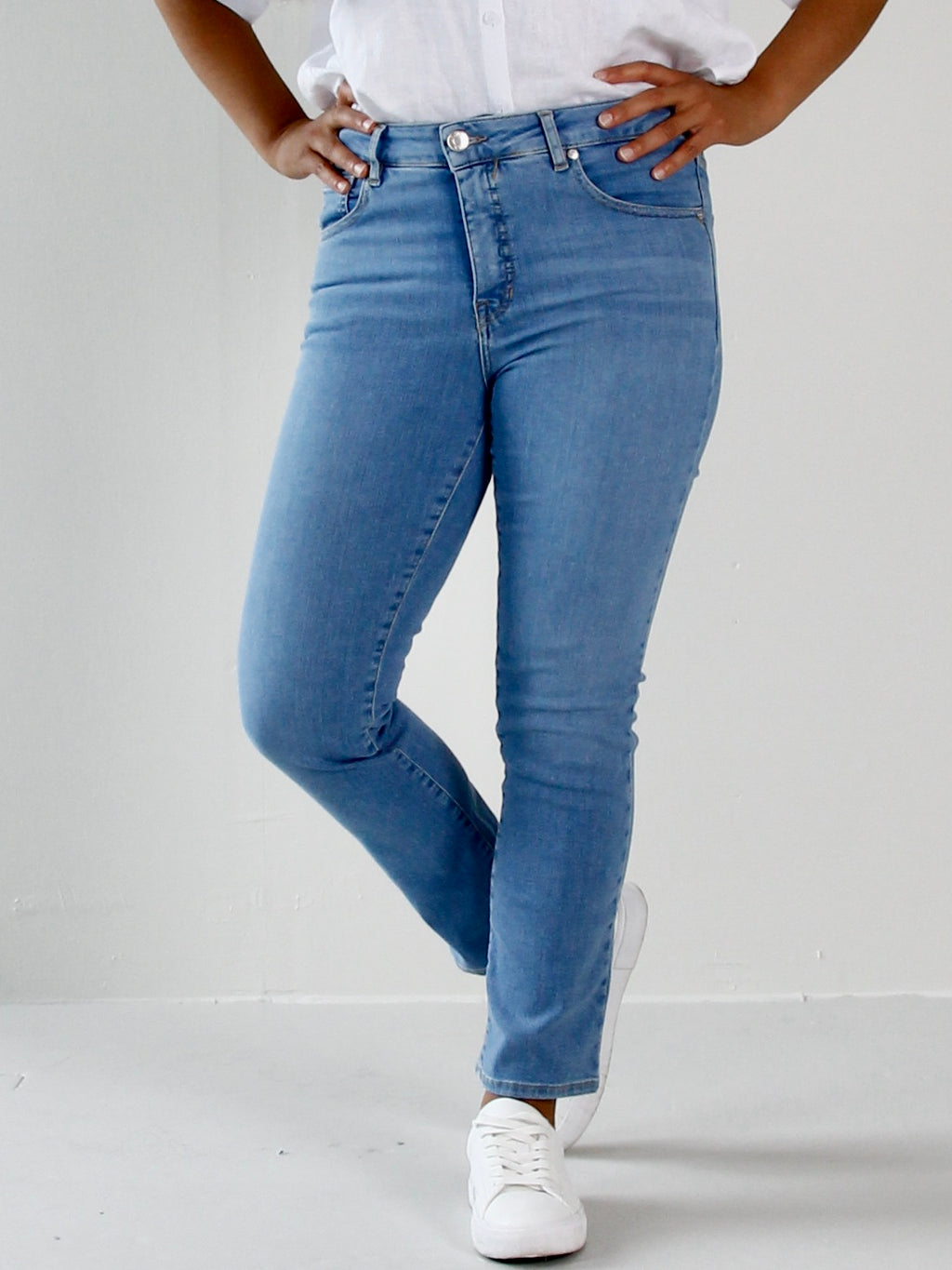 Emma tailored jeans til dame i Riviera Blue