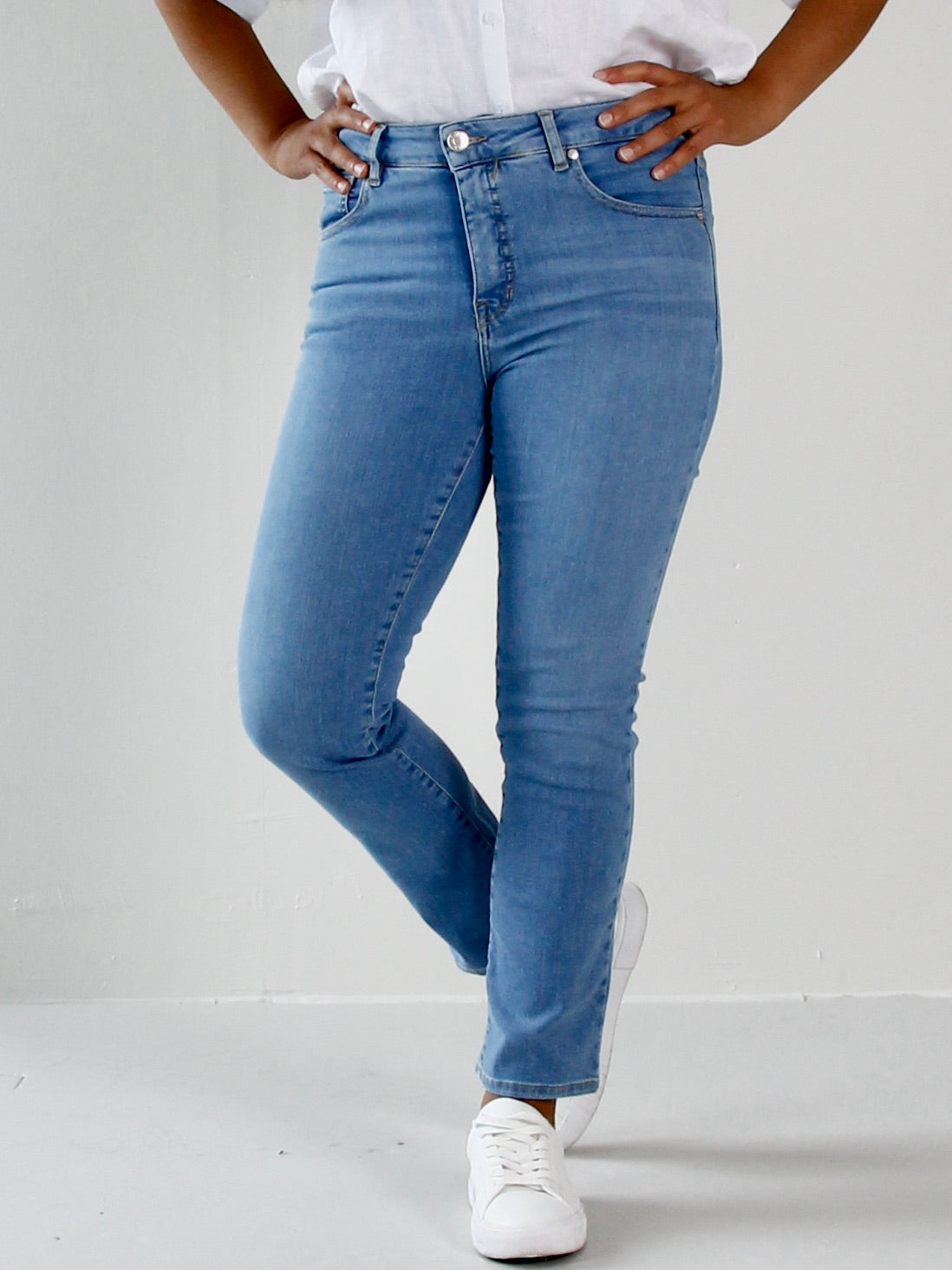 Emma tailored jeans til dame i Riviera Blue