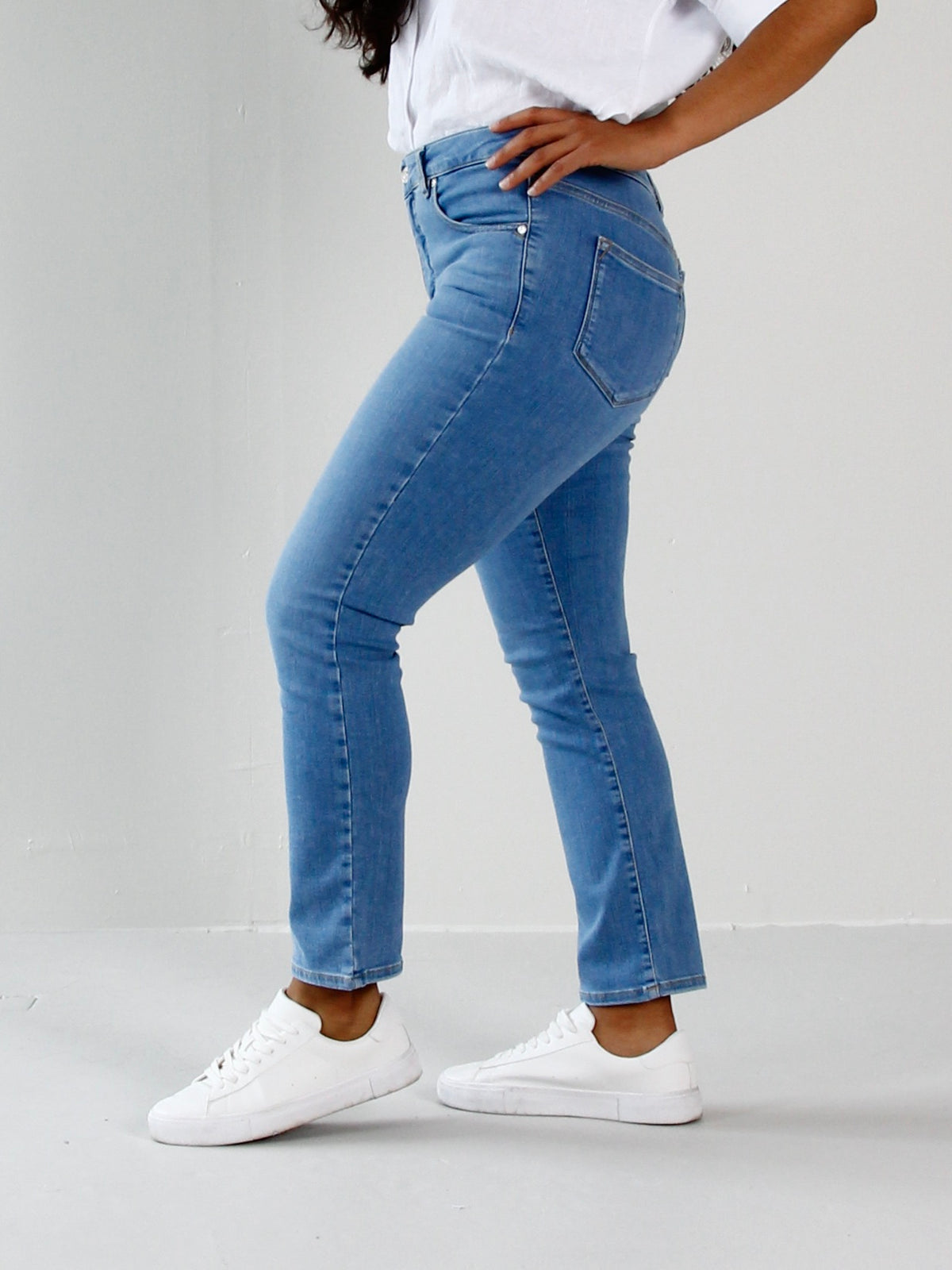 Emma tailored jeans til dame i Riviera Blue