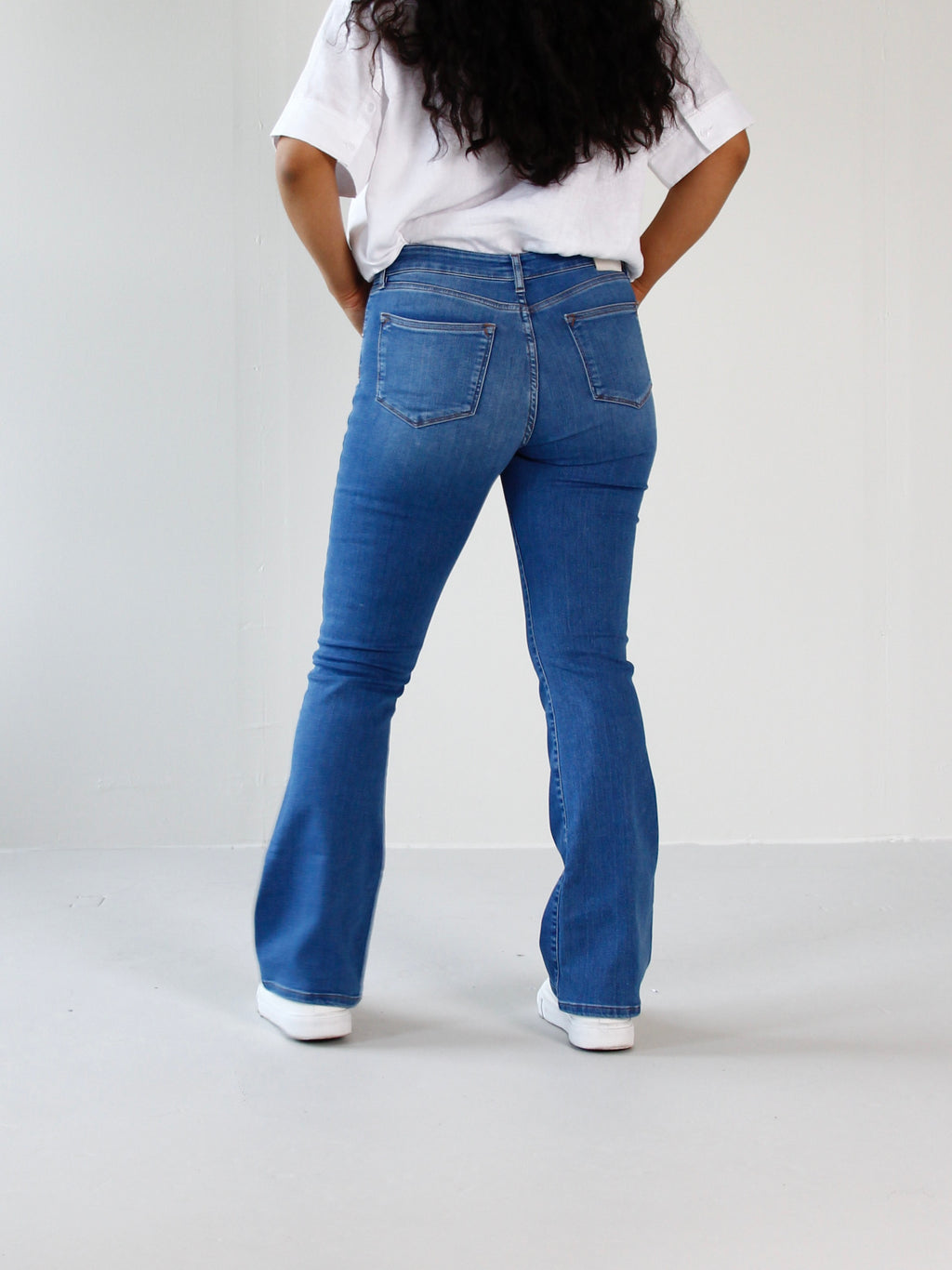Werona bootcut jeans til dame i Stone Blue