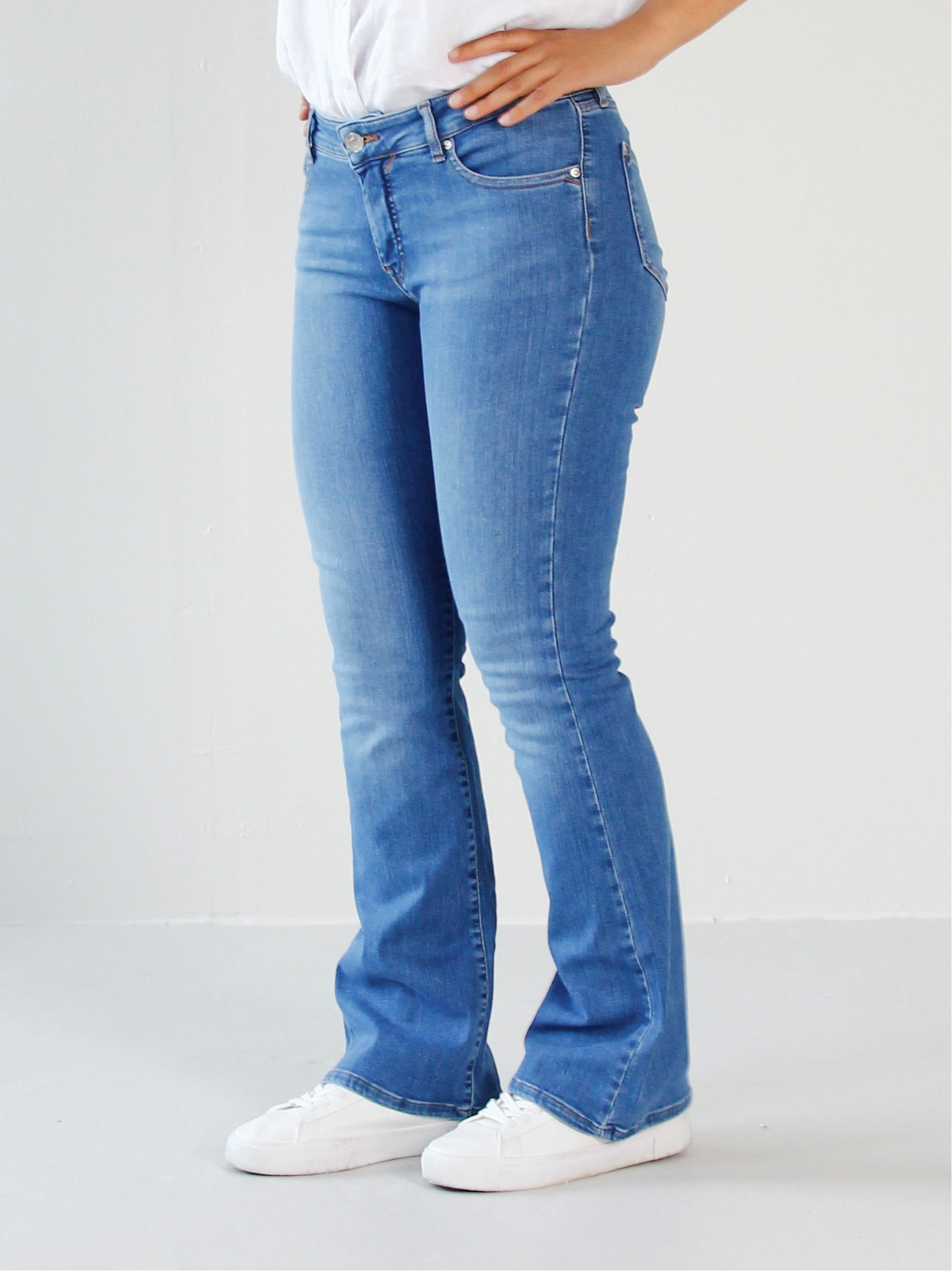 Werona bootcut jeans til dame i Stone Blue
