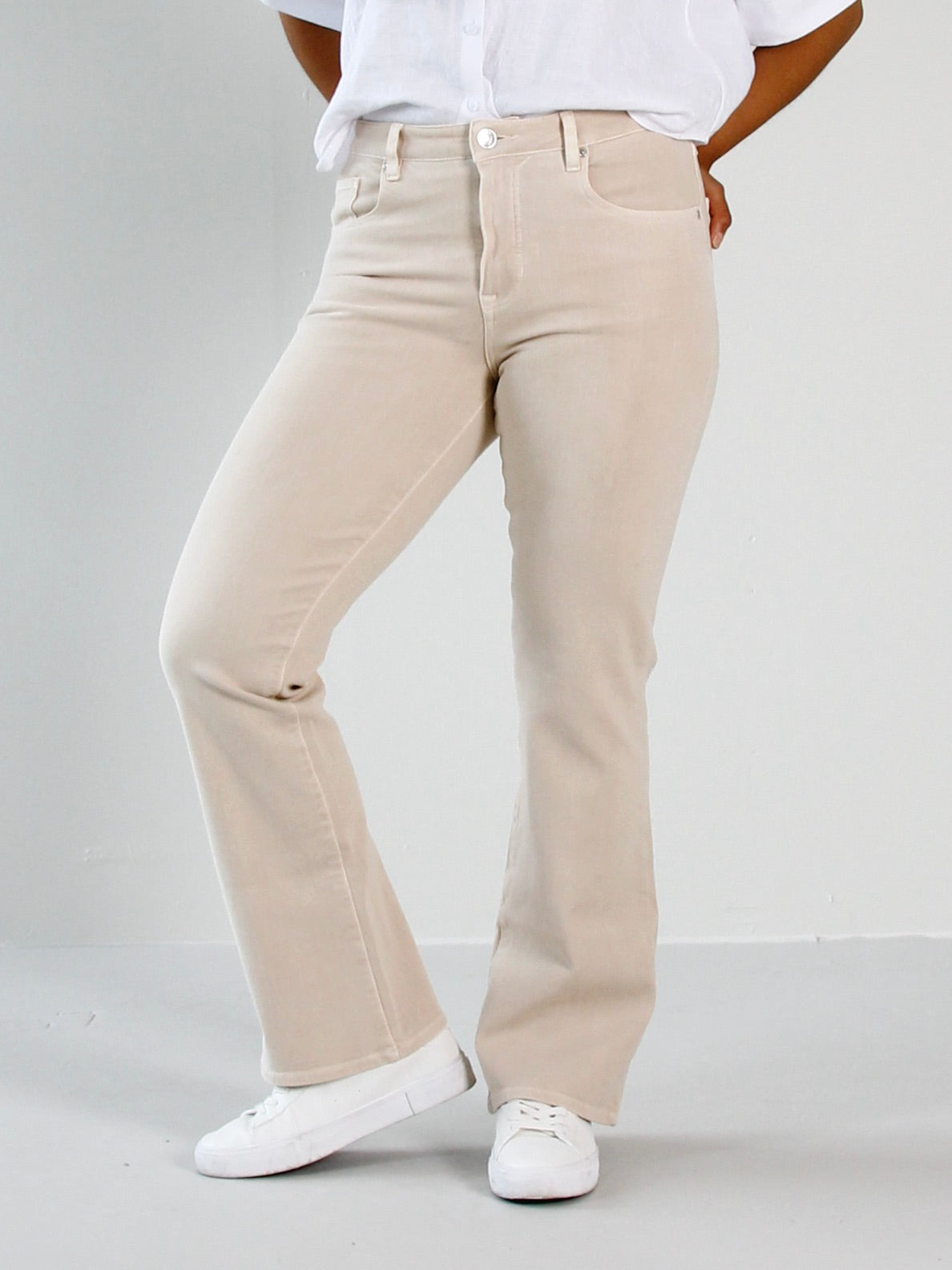 Wendy bootcut jeans til dame i Light Sand