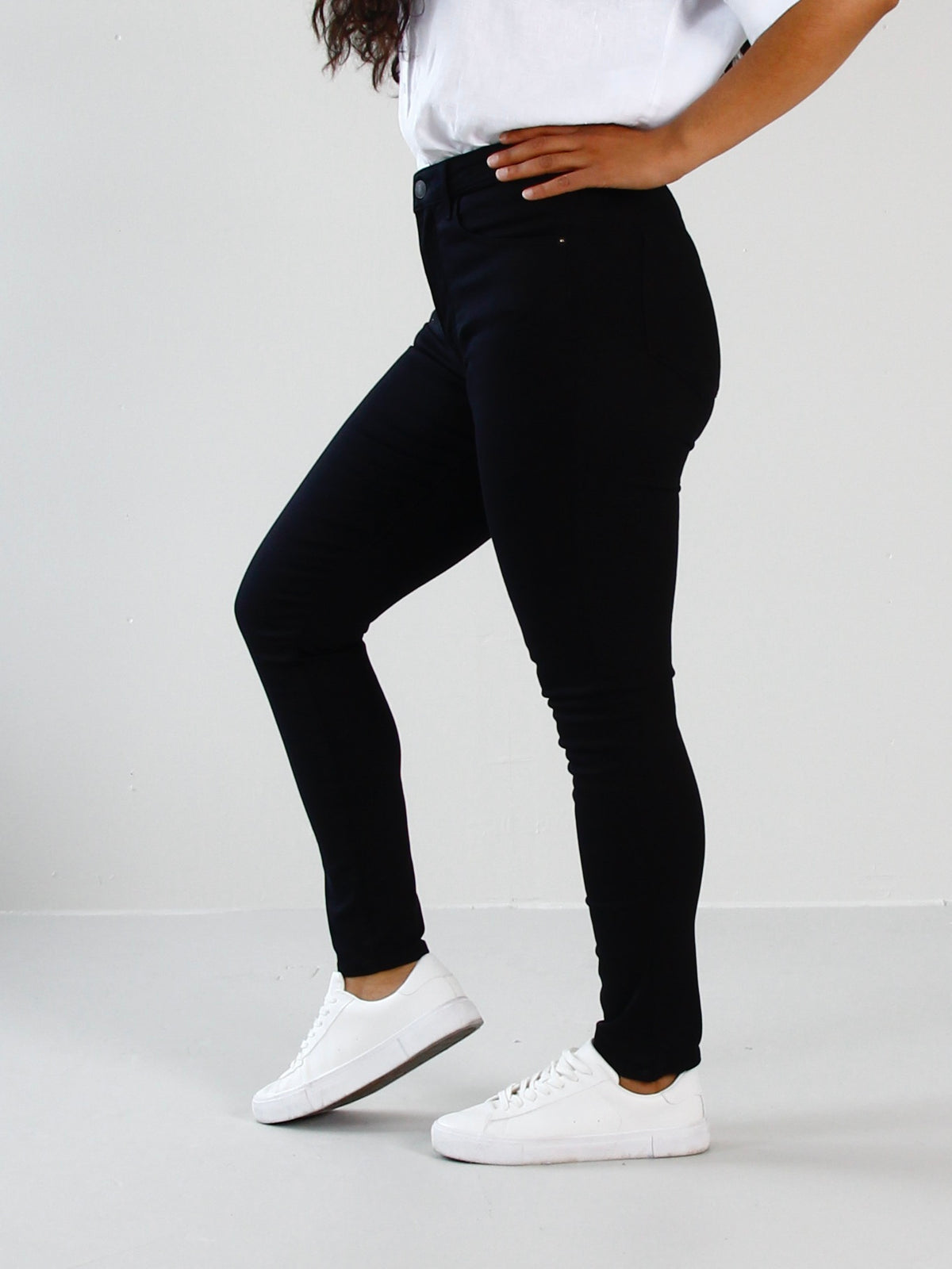 Svarte slim jeans til dame