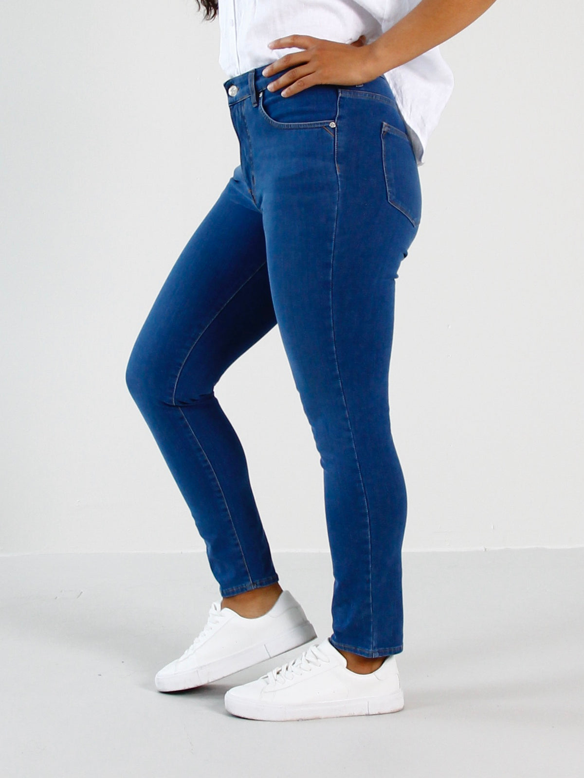 Ailin slim jeans til dame i Stone Blue