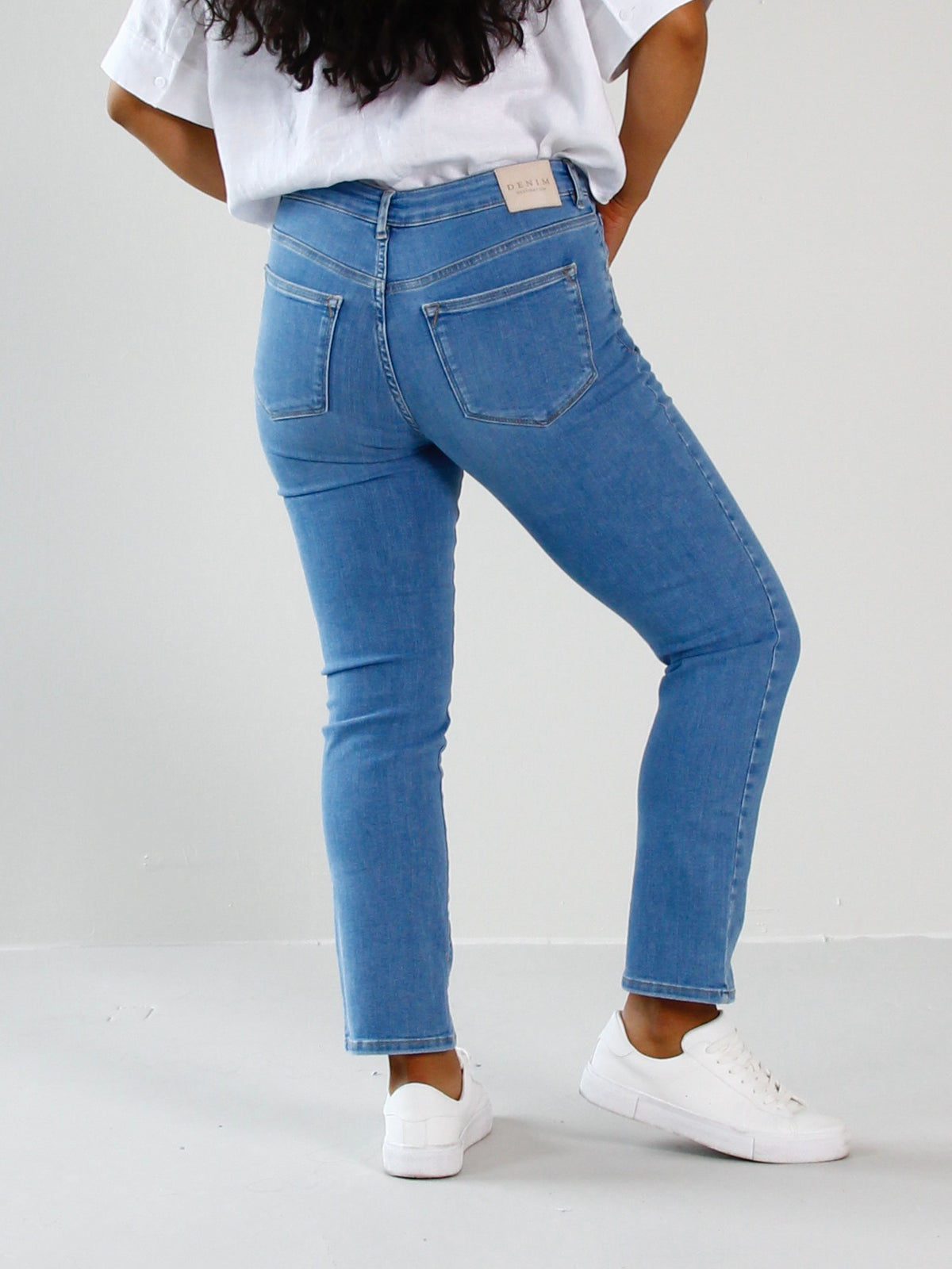 Emma tailored jeans til dame i Riviera Blue