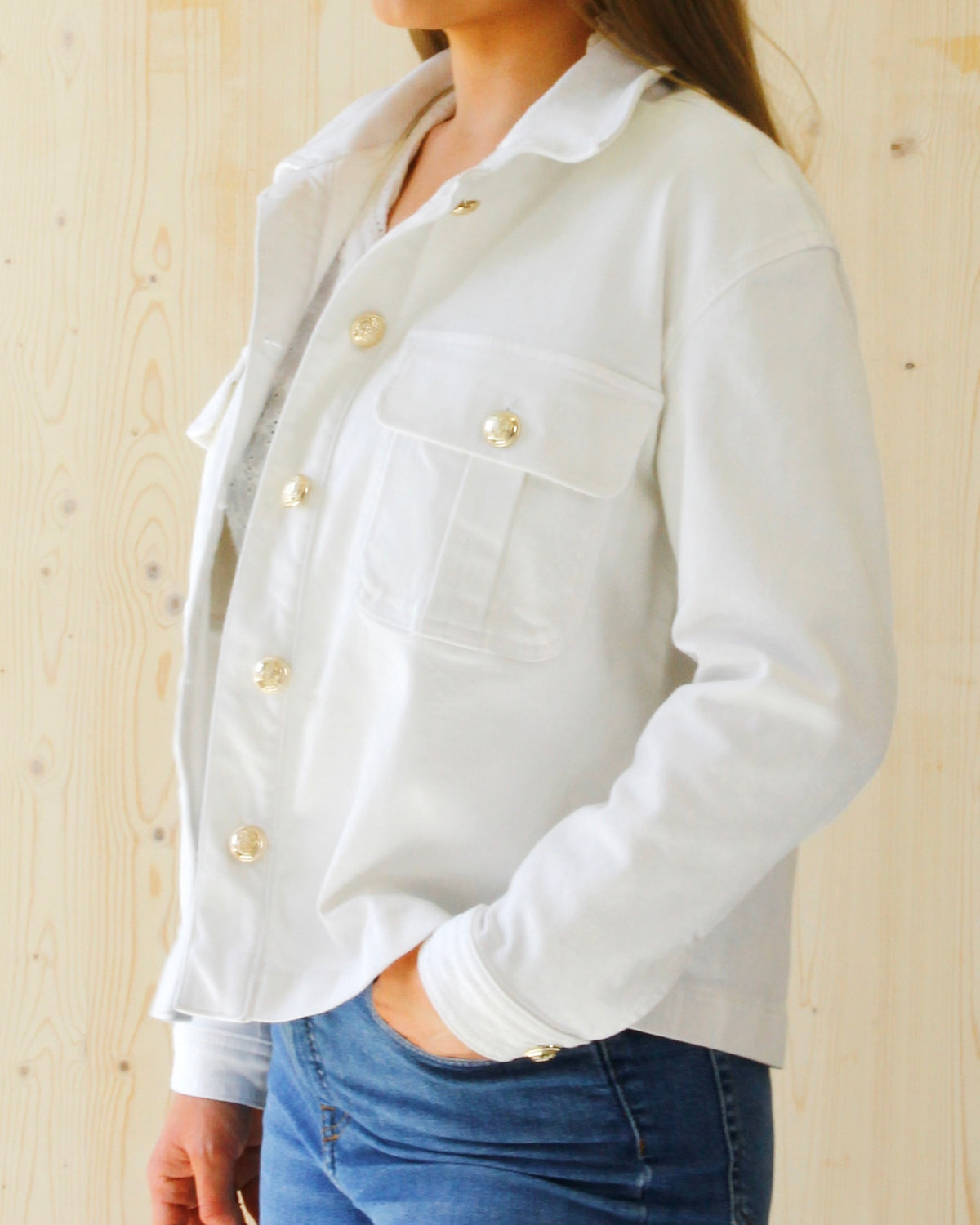 Marina denimjakke til dame med belte i hvit