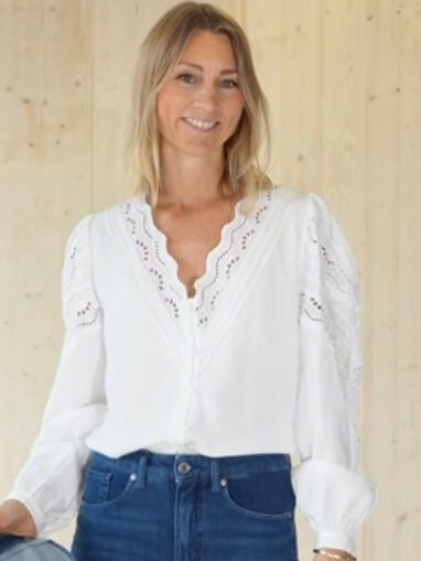 Alana bluse til dame i hvit med blonder