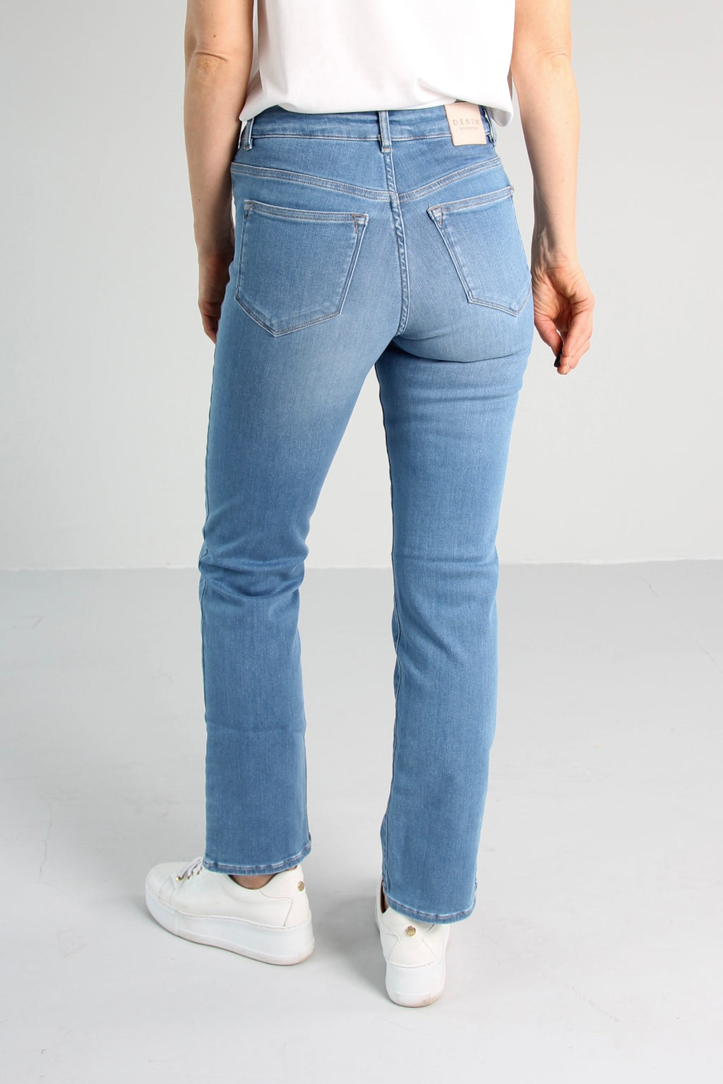 Vally straight jeans til dame i Sea Blue