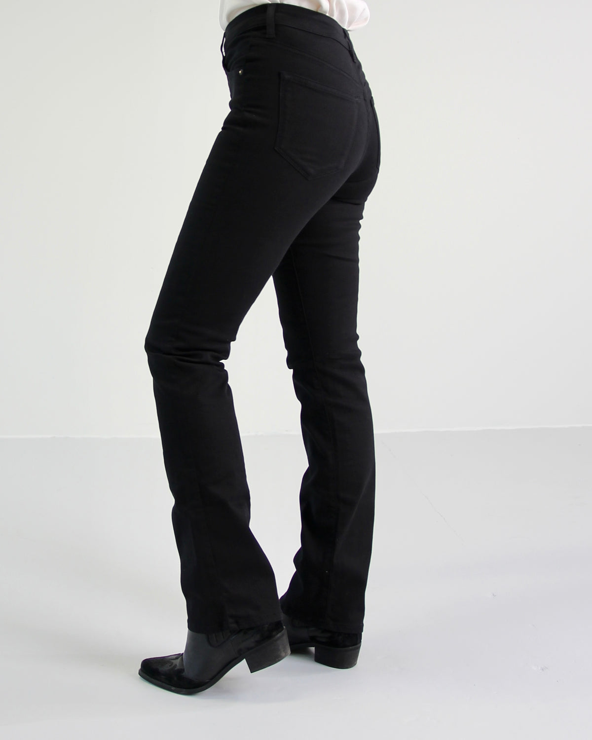Svarte straight jeans til dame