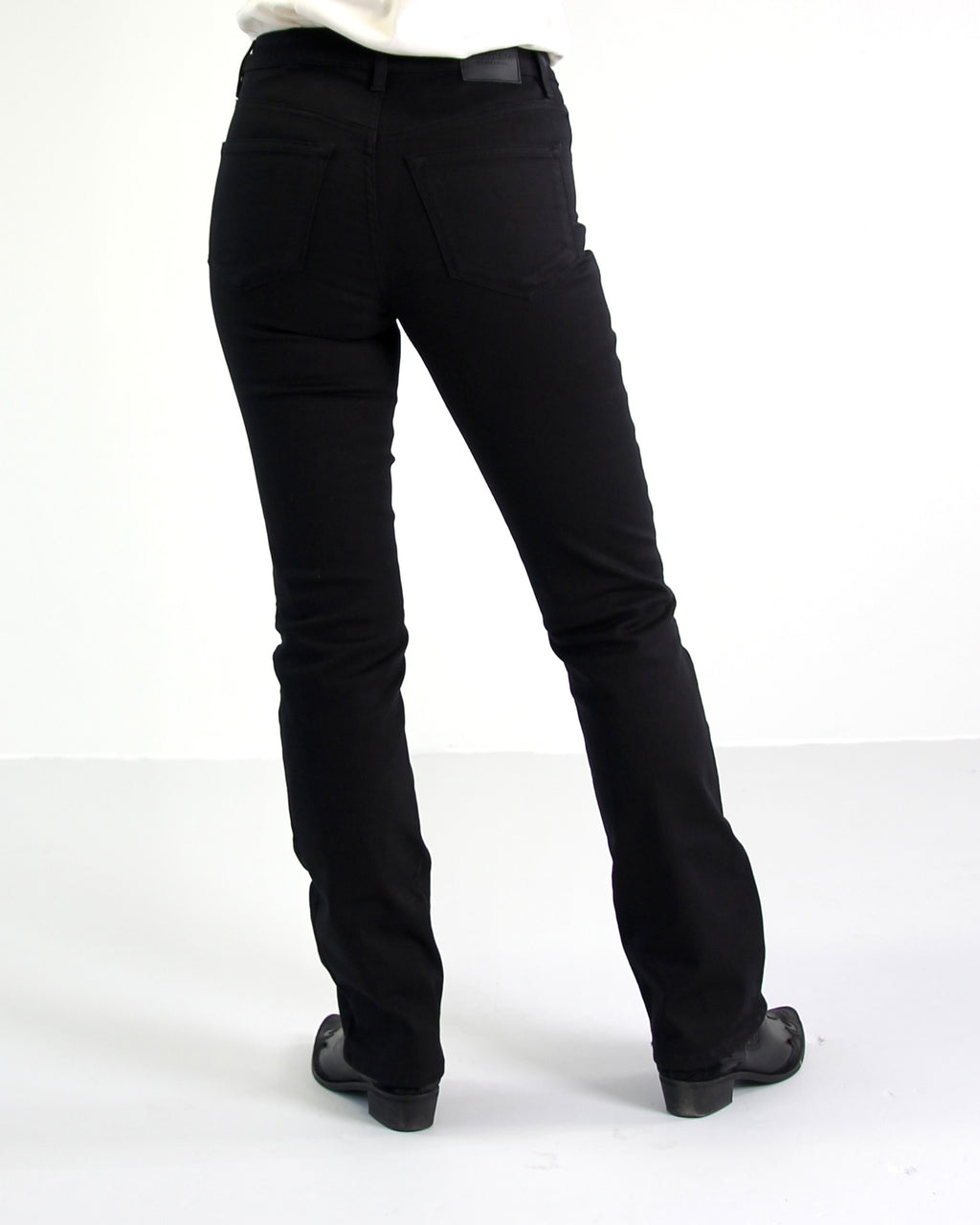 Svarte straight jeans til dame