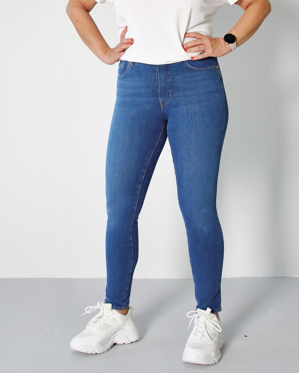 Ailin slim jeans til dame i Stone Blue