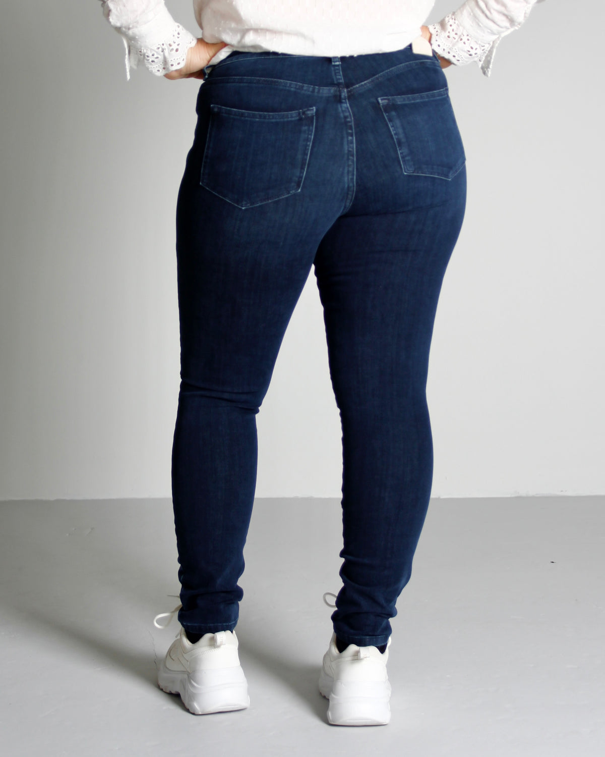 Ailin slim jeans til dame i Night Sky