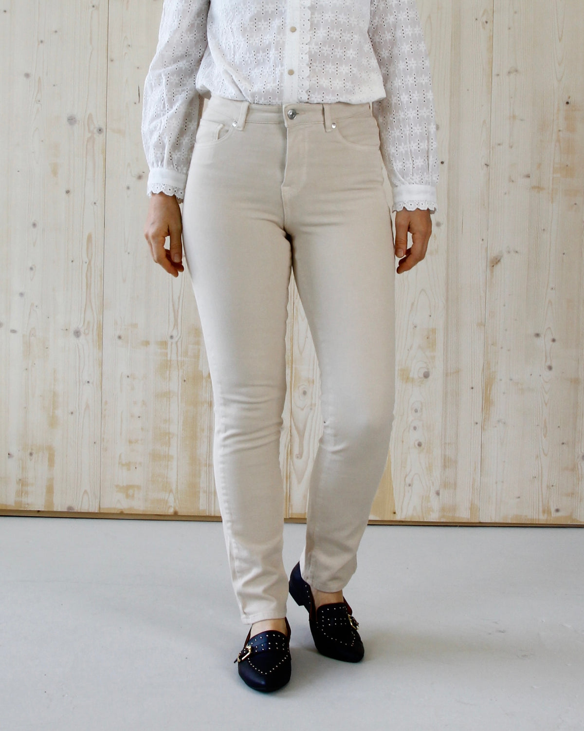 Esma tailored jeans til dame i Light Sand