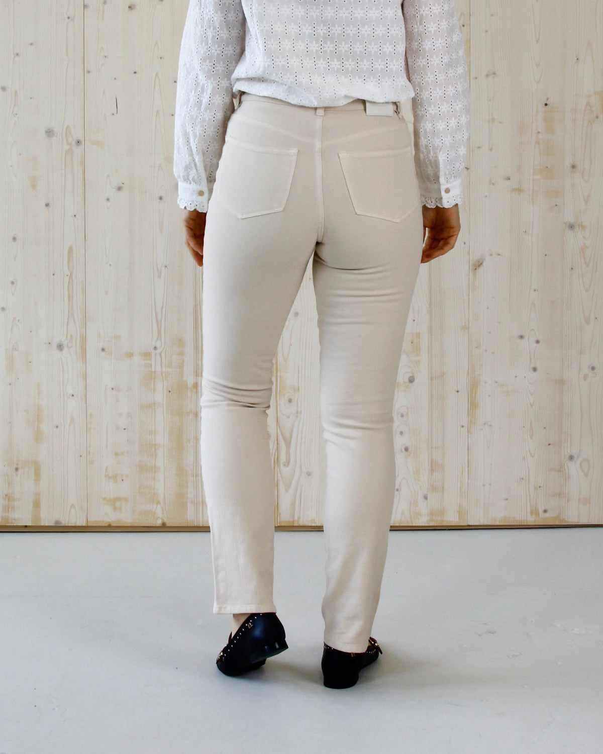Esma tailored jeans til dame i Light Sand