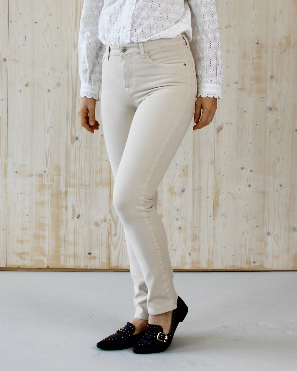 Esma tailored jeans til dame i Light Sand