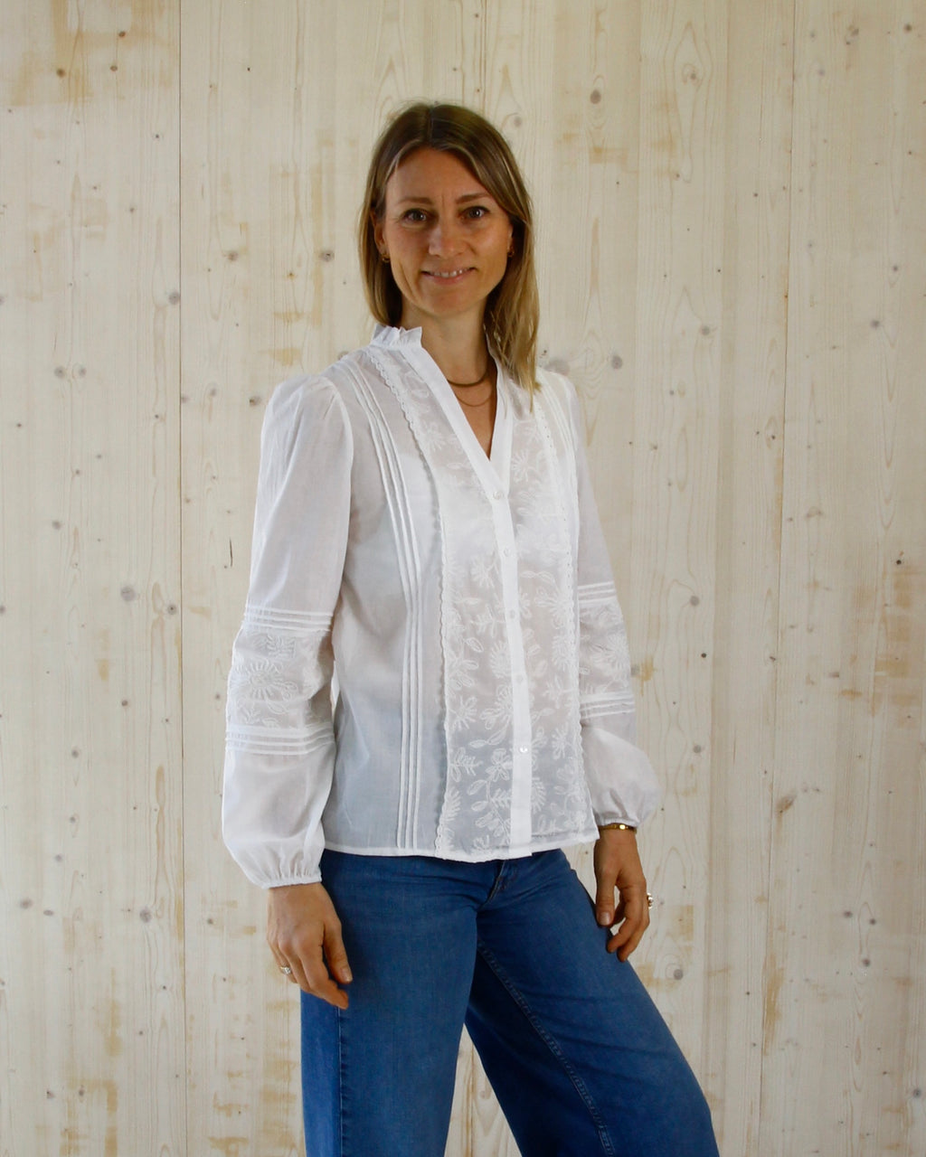 Beatriz bluse til dame i hvit bomull med blonder