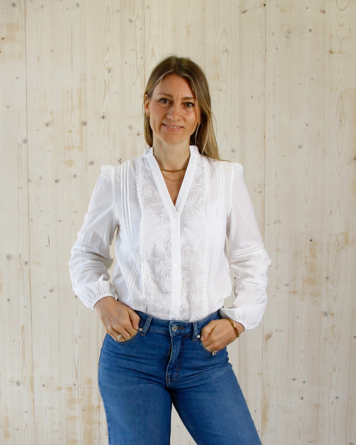 Beatriz bluse til dame i hvit bomull med blonder