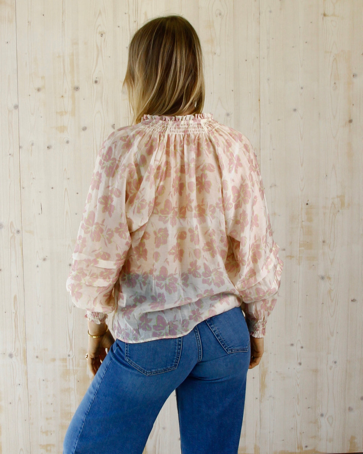 Sara bluse til dame i beige med print