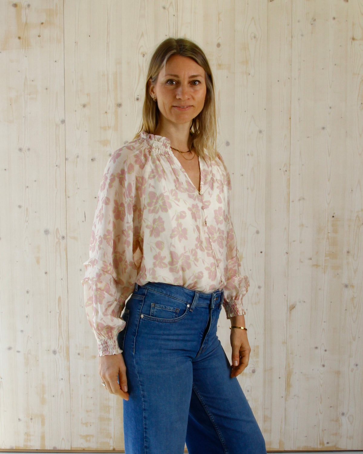 Sara bluse til dame i beige med print