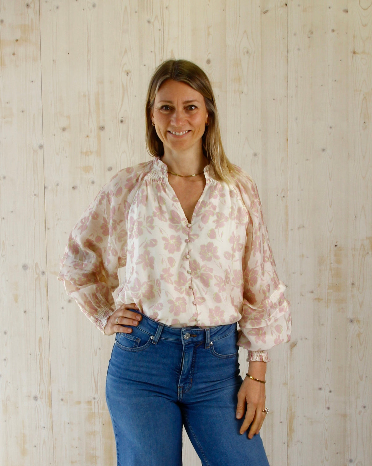 Sara bluse til dame i beige med print