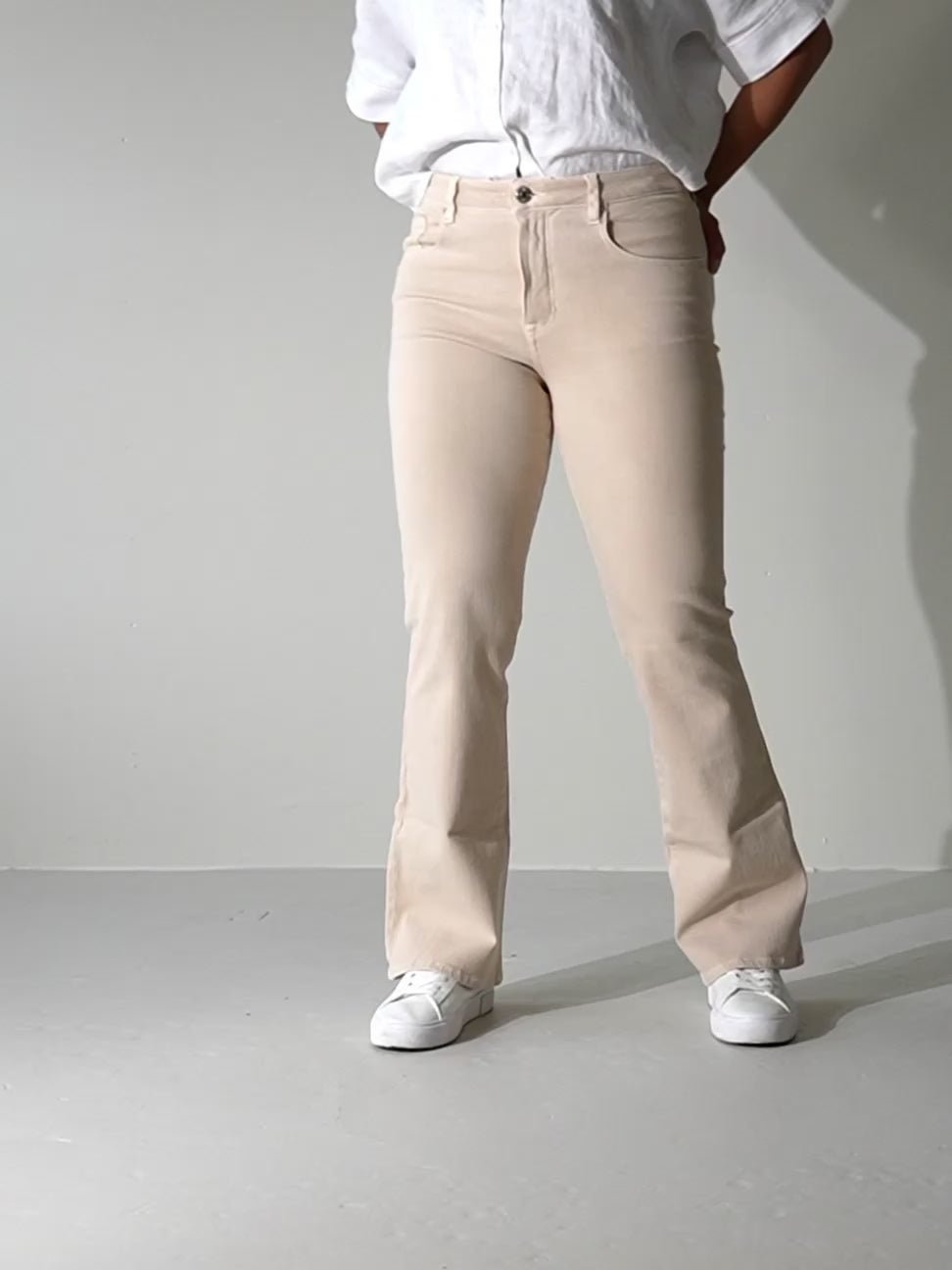 Video av Wendy bootcut jeans til dame i Light Sand