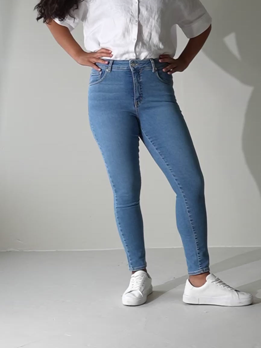 Video av Anna slim jeans til dame i Riviera Blue