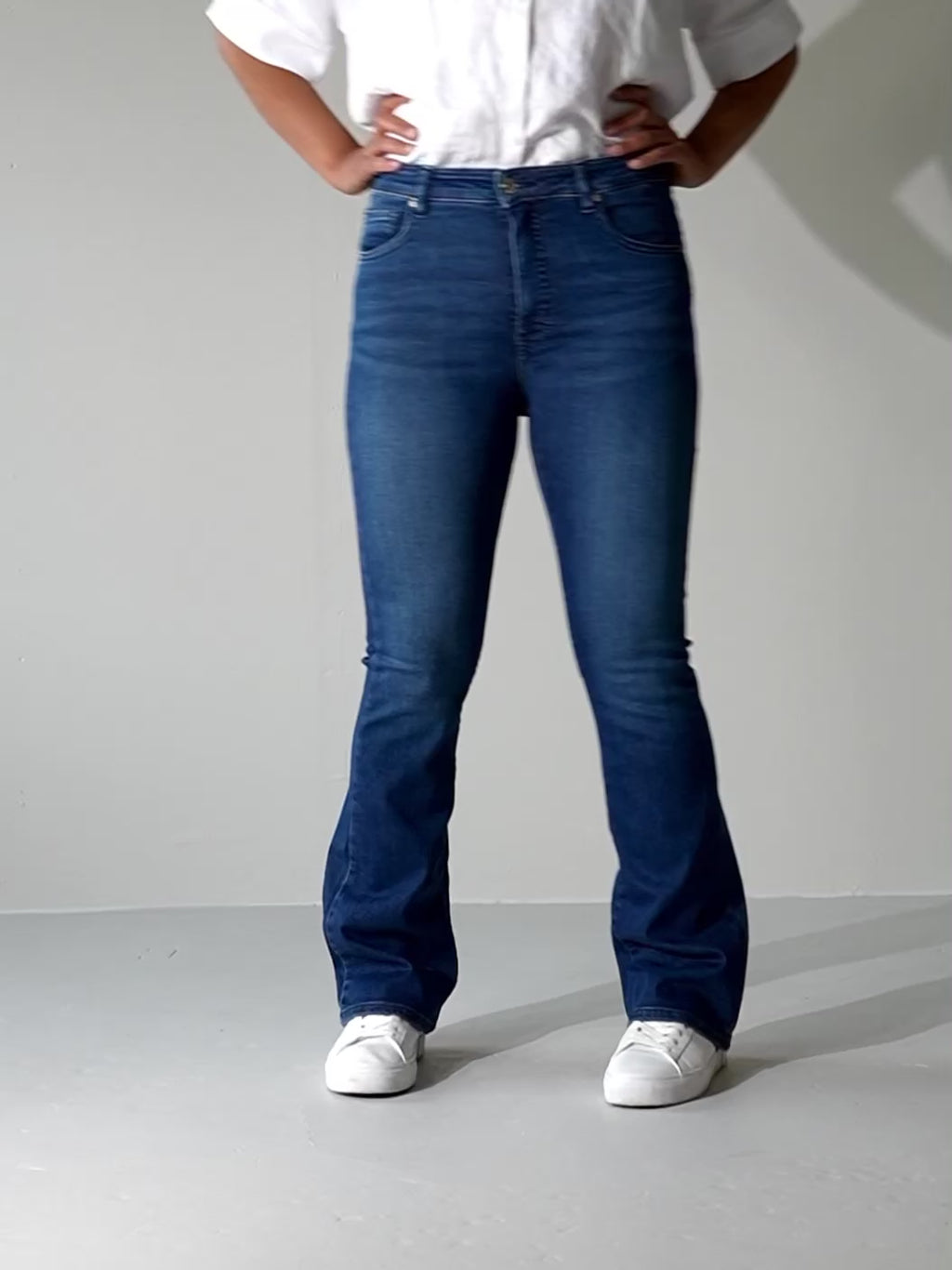 Video av Wesley bootcut jeans til dame i Velvet Blue