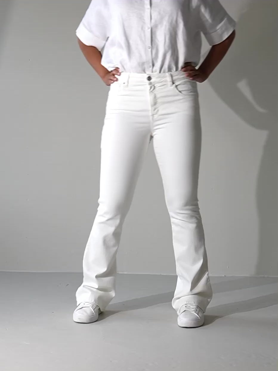 Video av Wesley bootcut jeans til dame i Soft White