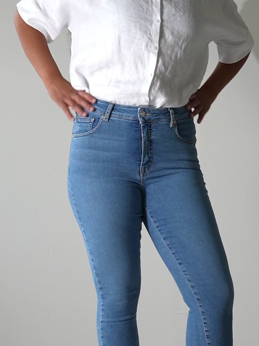 Video av Anna slim jeans til dame i Riviera Blue