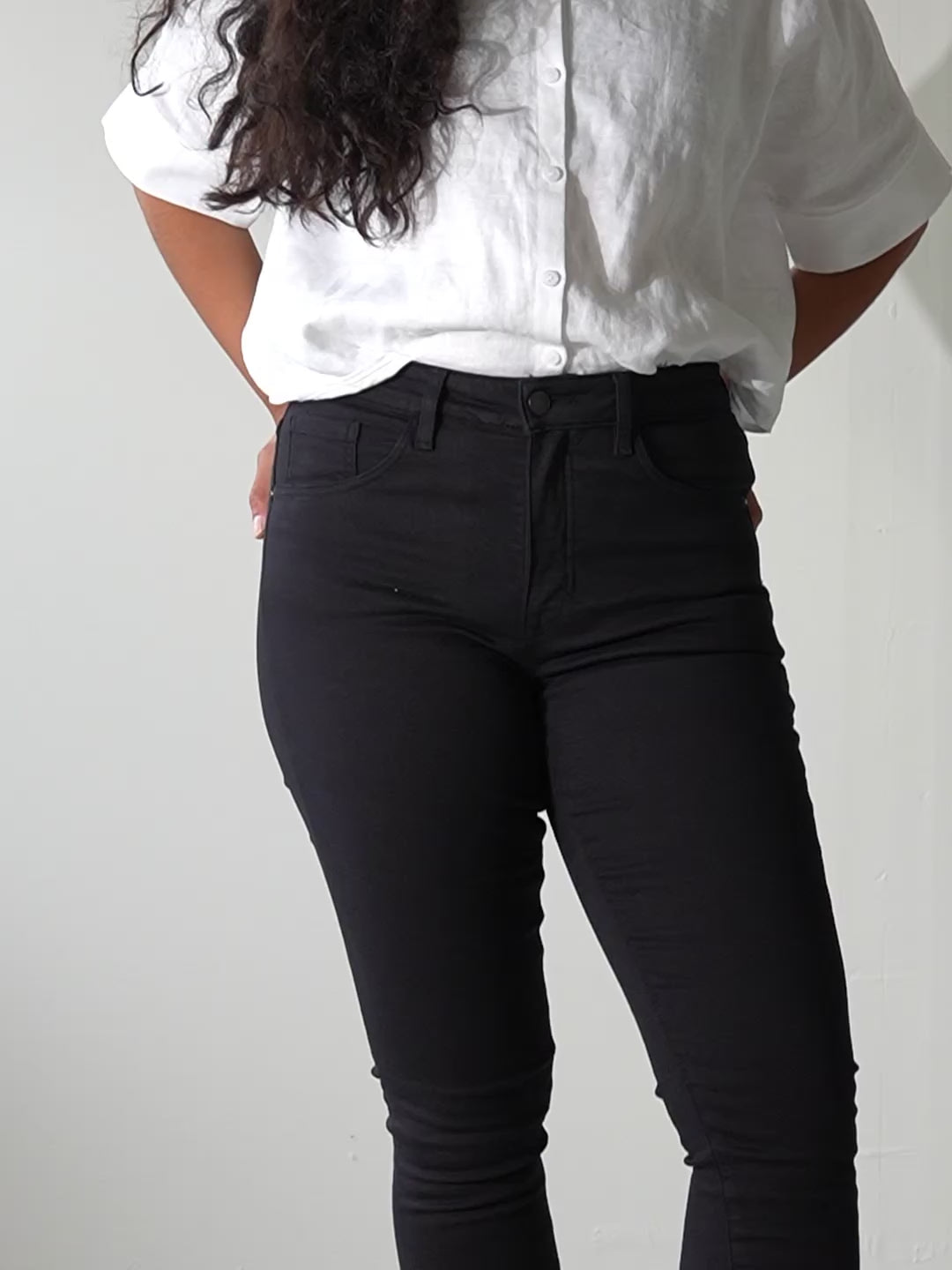 Video av svarte slim jeans til dame