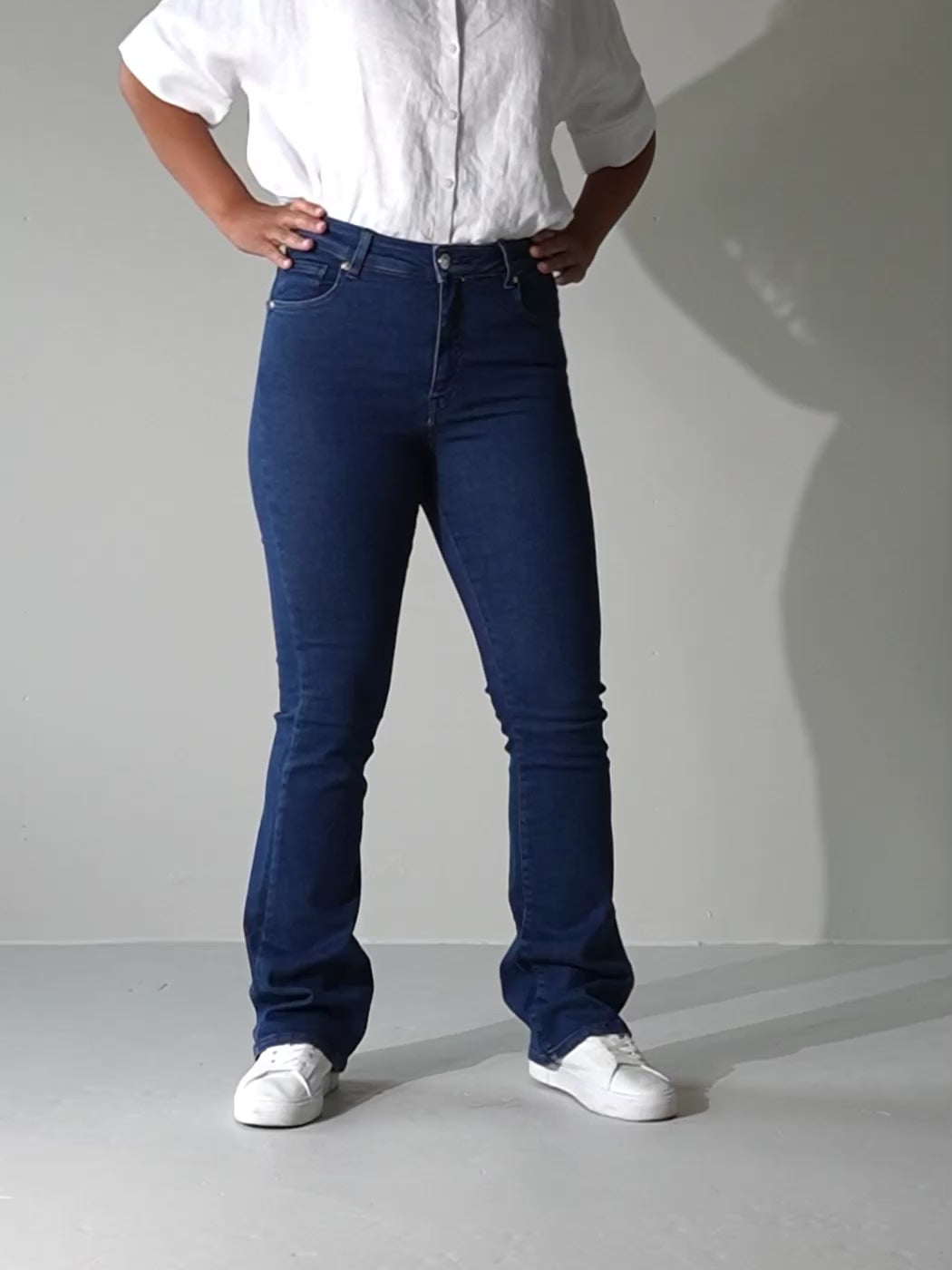 Video av Wesley bootcut jeans til dame i Greek Blue