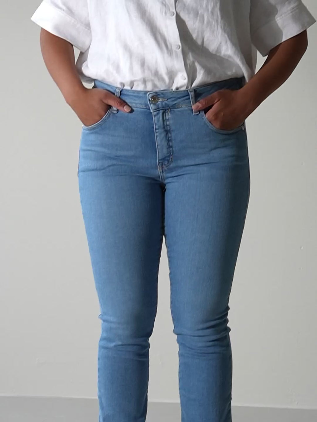 Video av Emma tailored jeans til dame i Riviera Blue