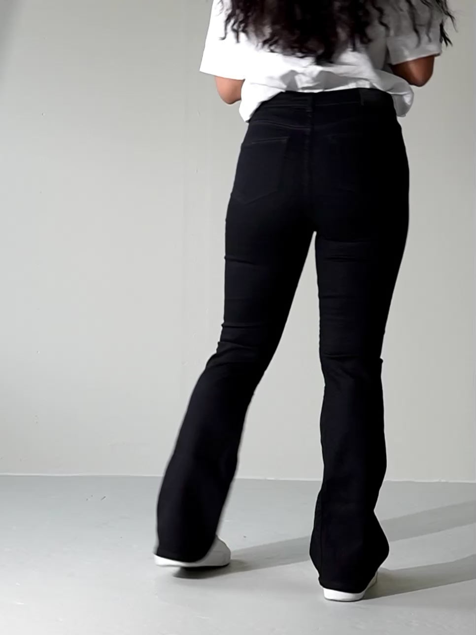 Video av svarte Wanda bootcut jeans til dame