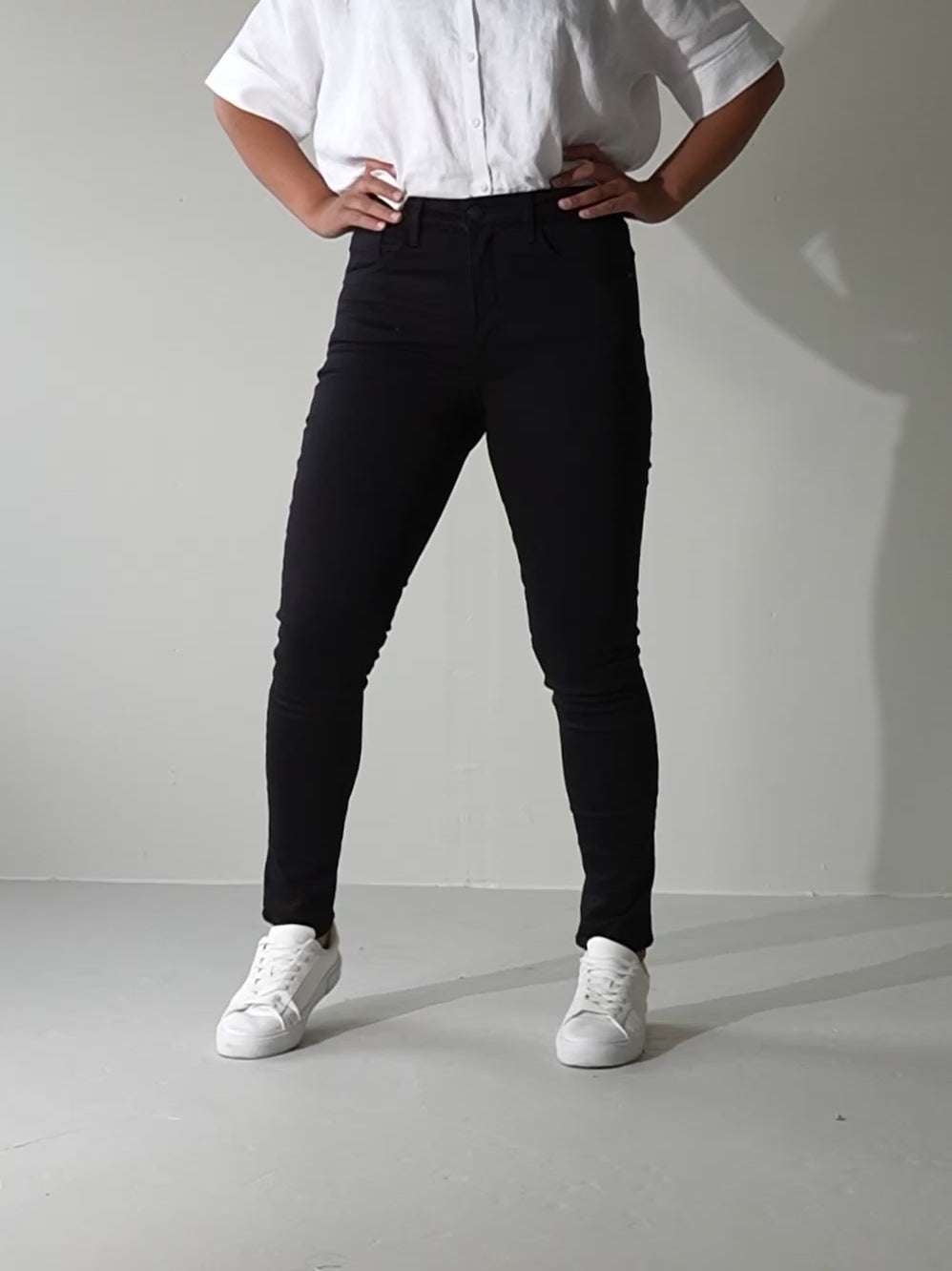 Video av svarte slim jeans til dame
